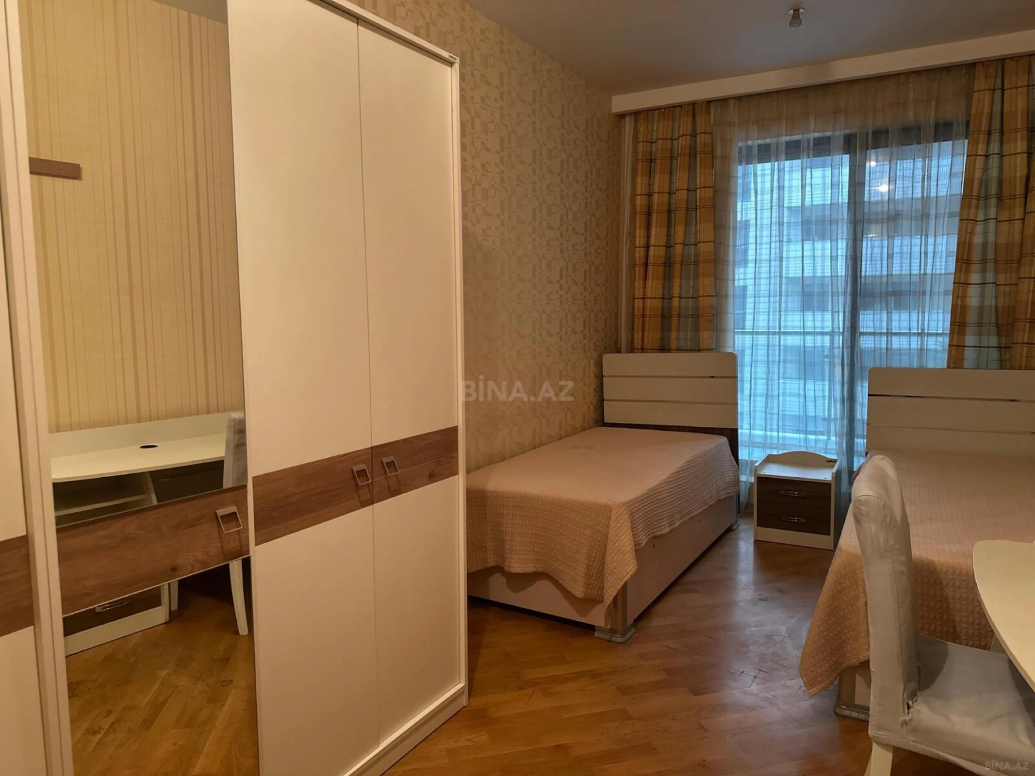 Satılır 4 otaqlı mənzil 175 m²