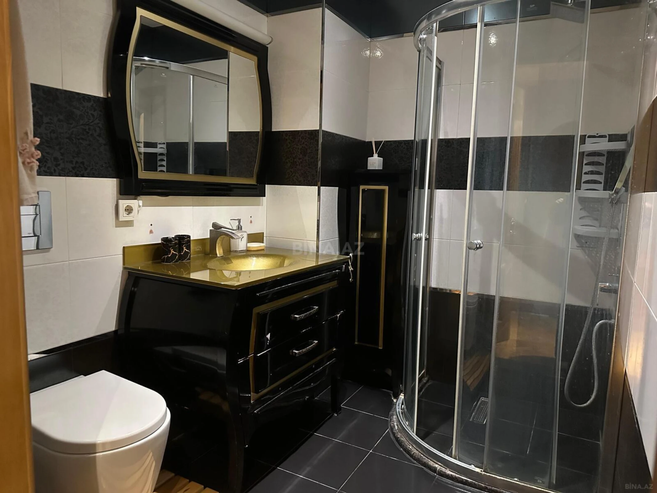 Satılır 4 otaqlı mənzil 175 m²