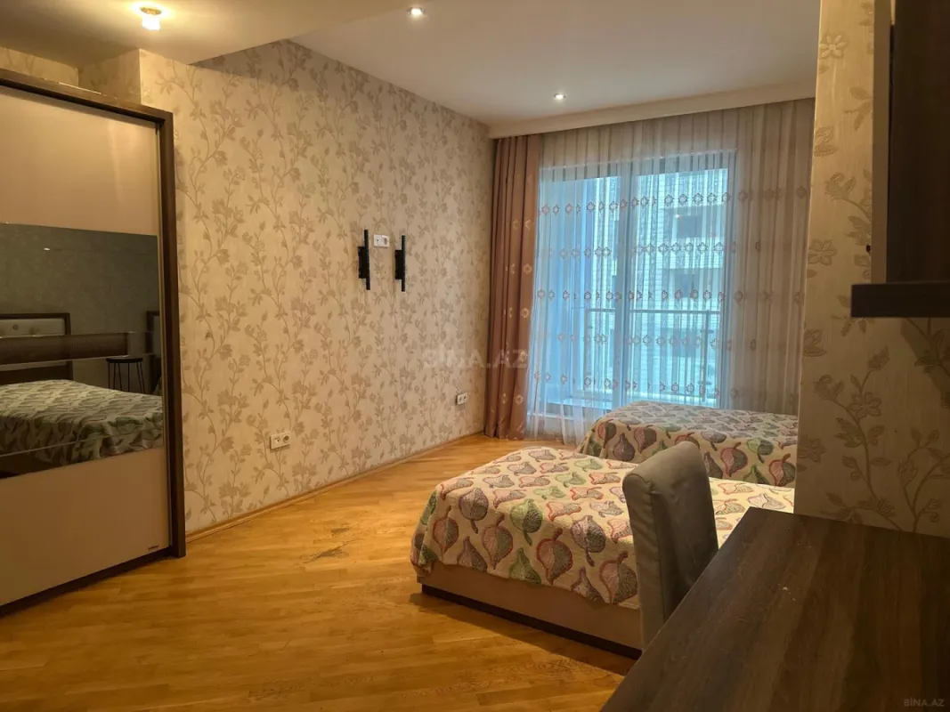 Satılır 4 otaqlı mənzil 175 m²
