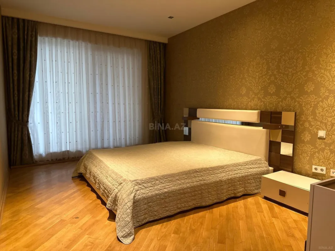 Satılır 4 otaqlı mənzil 175 m²