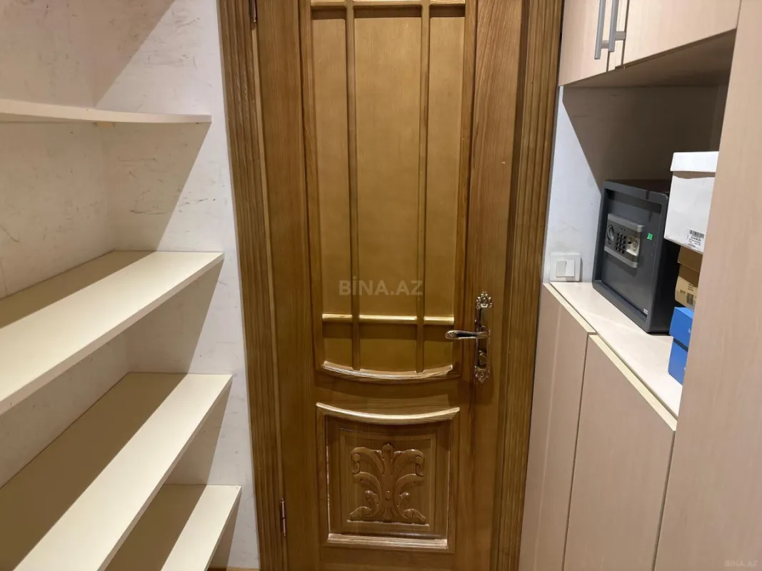 Satılır 4 otaqlı mənzil 175 m²