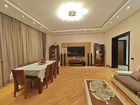 Satılır 4 otaqlı mənzil 210 m²
