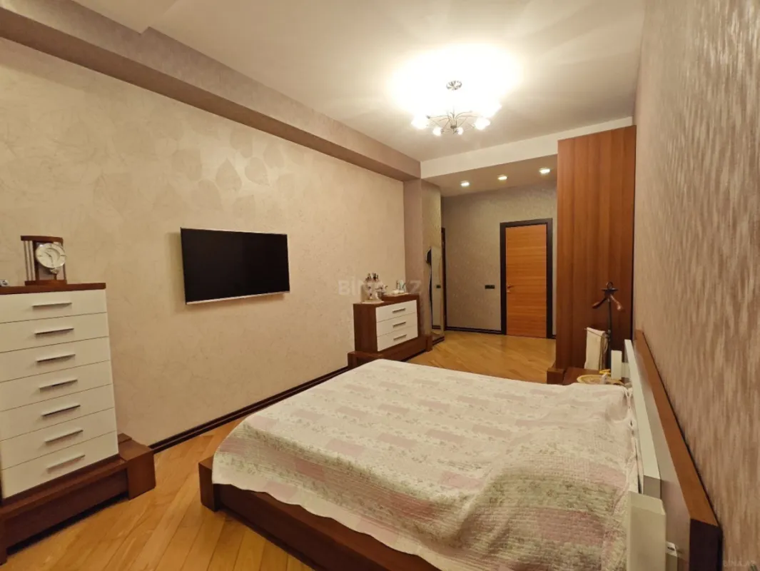 Satılır 4 otaqlı mənzil 210 m²