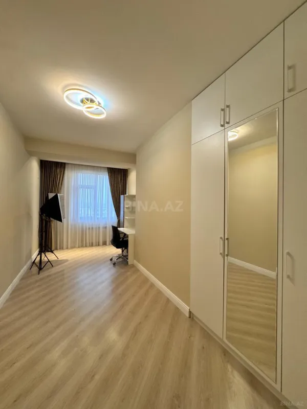 Satılır 4 otaqlı mənzil 175 m²