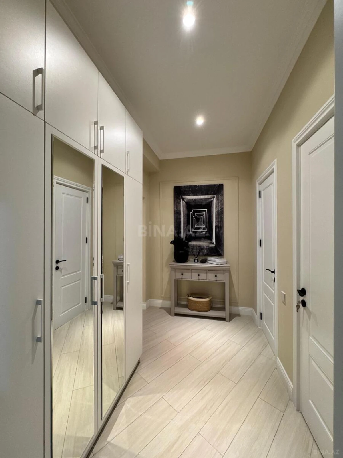 Satılır 4 otaqlı mənzil 175 m²