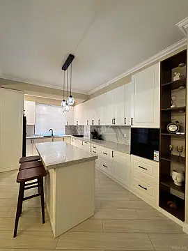 Satılır 4 otaqlı mənzil 175 m²