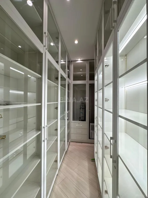 Satılır 4 otaqlı mənzil 175 m²
