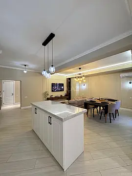 Satılır 4 otaqlı mənzil 175 m²