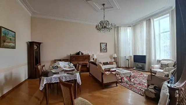 Satılır 6 otaqlı həyət evi 450 m²