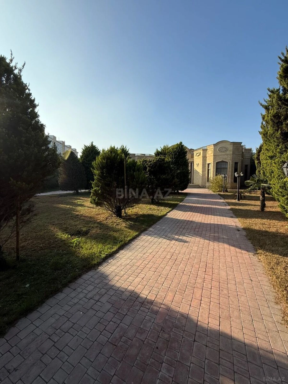 Satılır 15 otaqlı həyət evi 500 m²