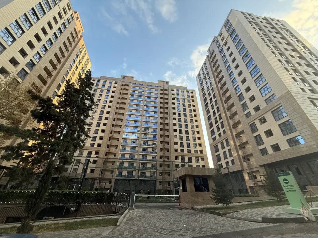 Satılır 4 otaqlı mənzil 130 m²