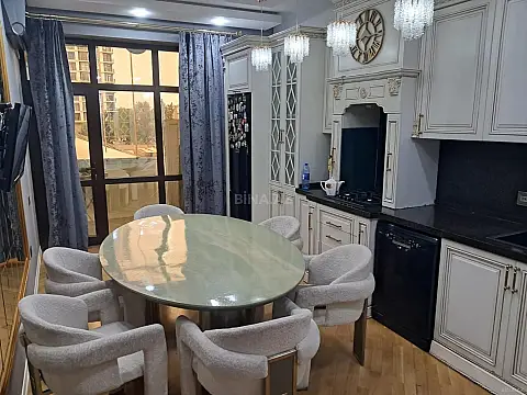 Kirayə verilir 3 otaqlı mənzil 140 m²