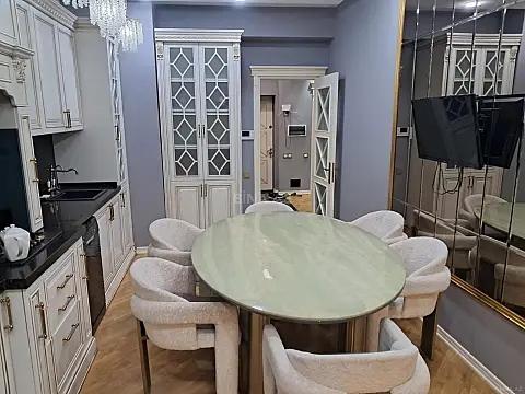 Kirayə verilir 3 otaqlı mənzil 140 m²