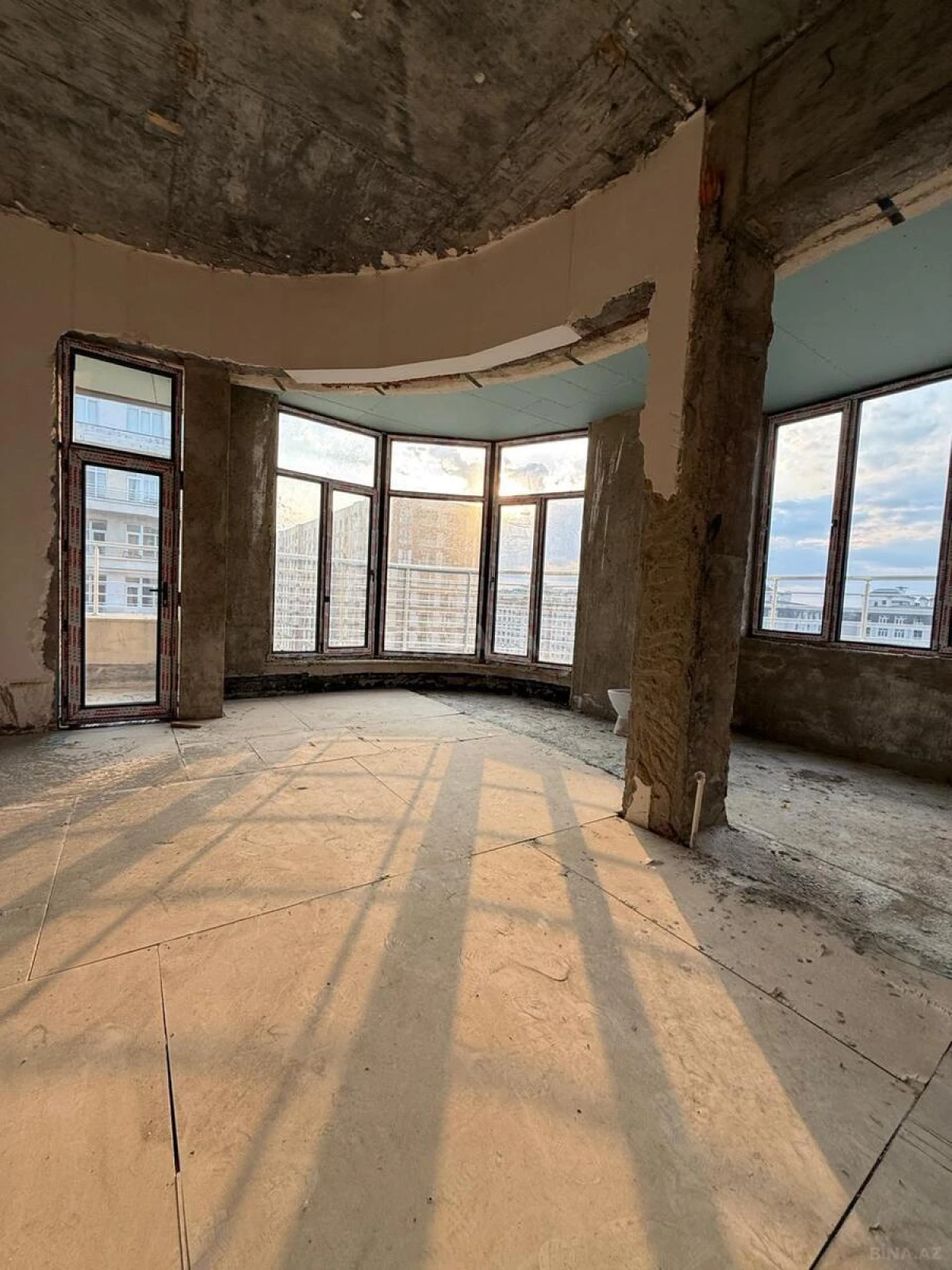 Satılır 4 otaqlı mənzil 209 m²