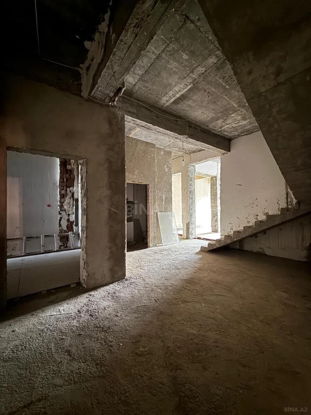 Satılır 4 otaqlı mənzil 209 m²