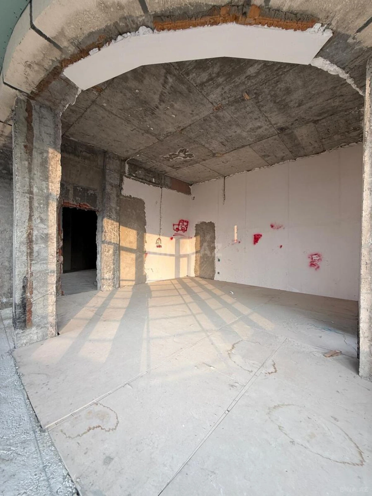 Satılır 4 otaqlı mənzil 209 m²