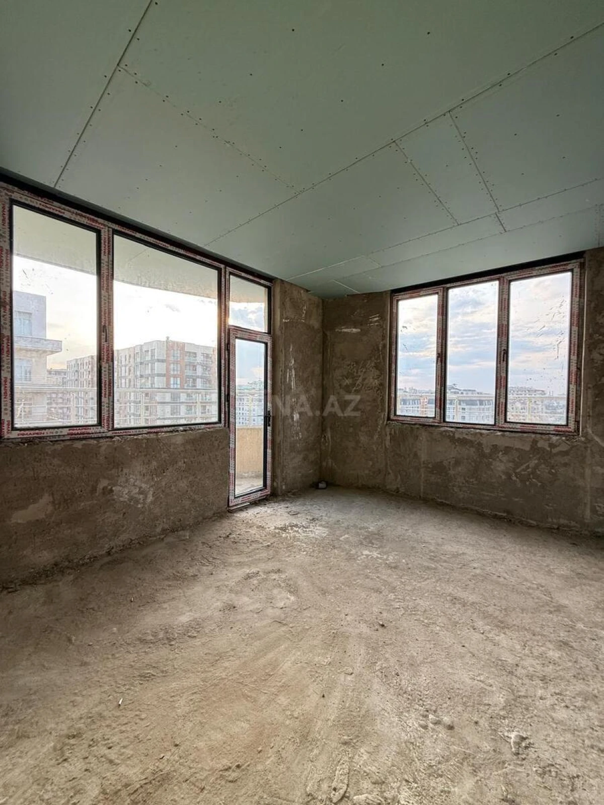 Satılır 4 otaqlı mənzil 209 m²