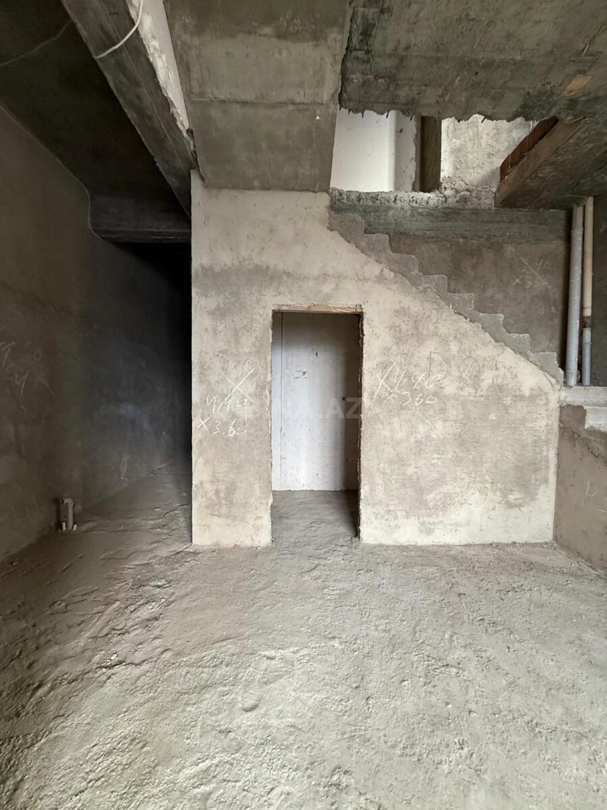 Satılır 4 otaqlı mənzil 209 m²