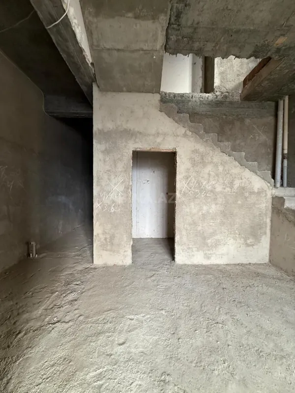 Satılır 4 otaqlı mənzil 209 m²