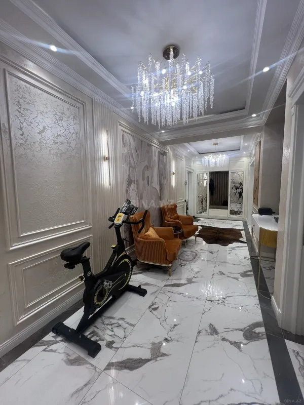 Satılır 3 otaqlı mənzil 135 m²