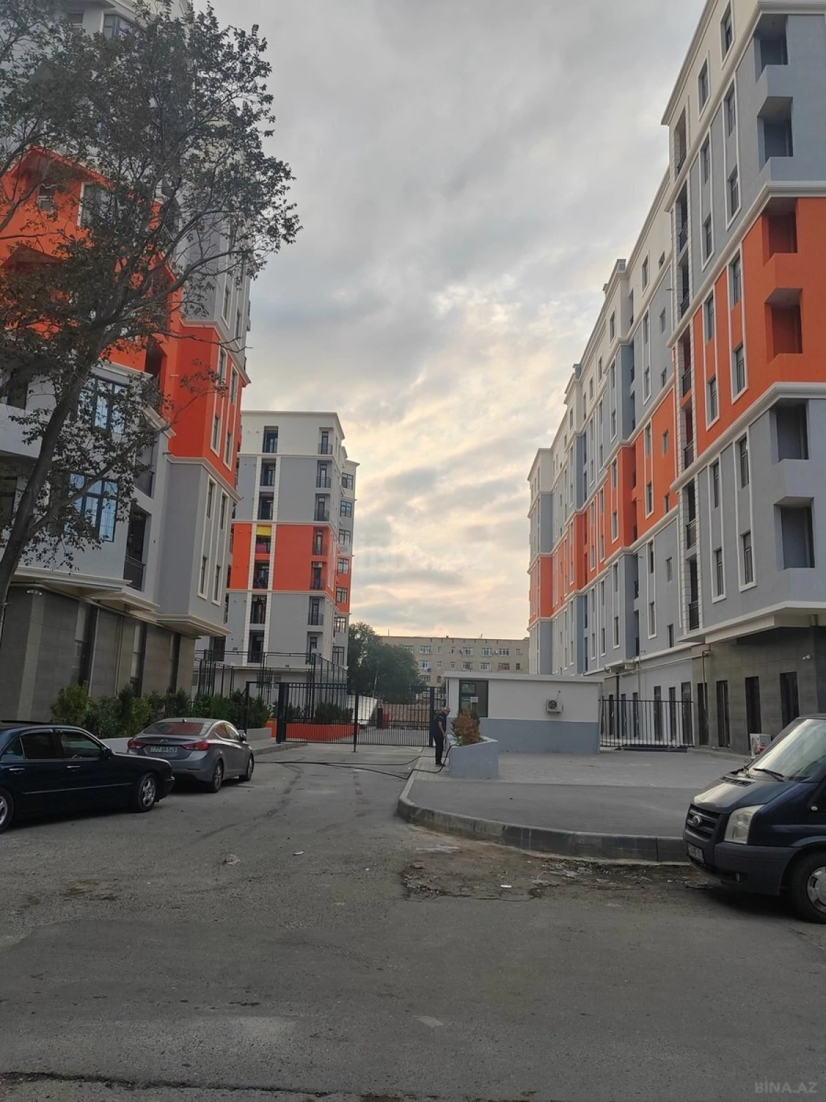 Satılır 4 otaqlı mənzil 143 m²