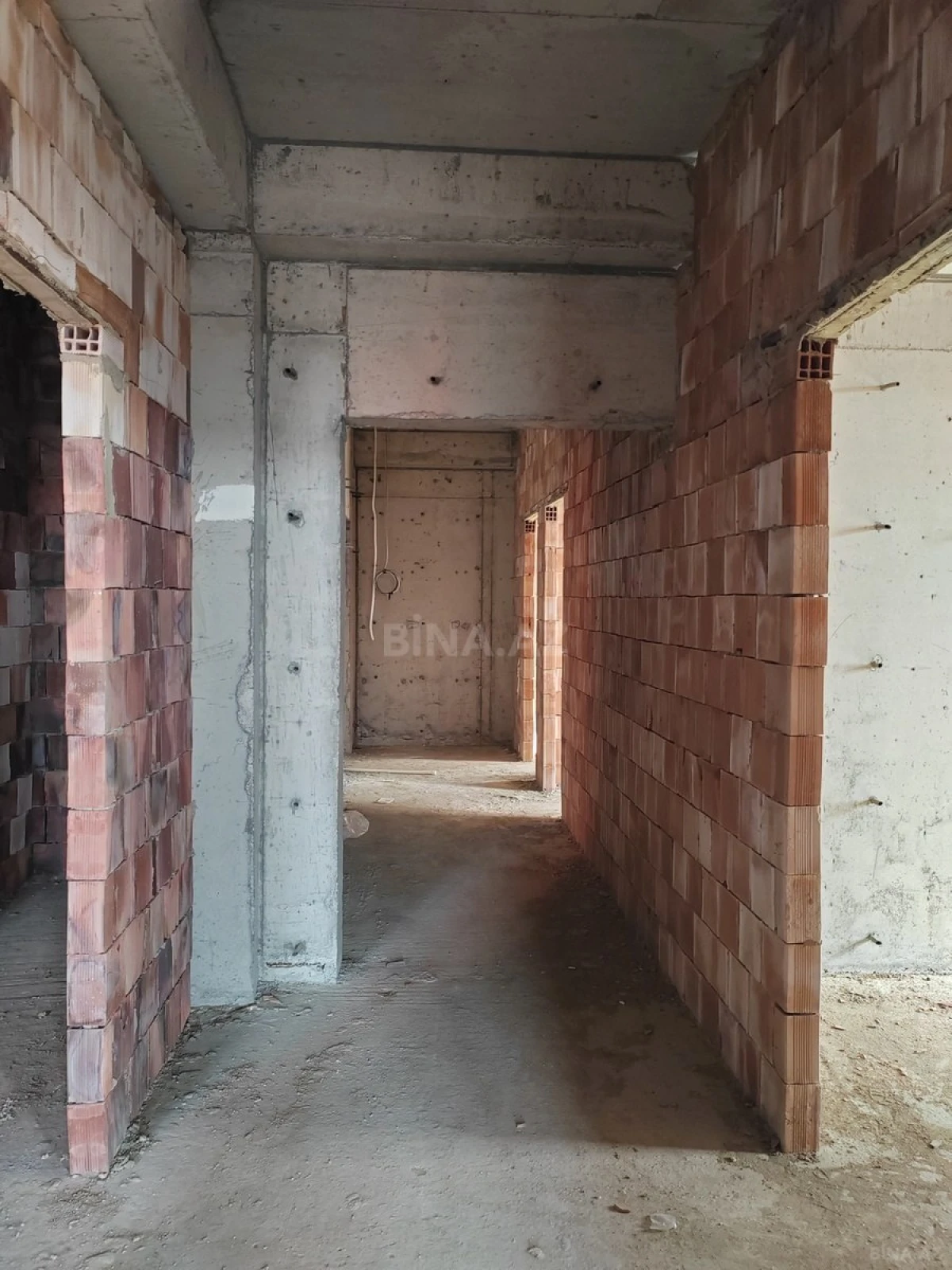 Satılır 4 otaqlı mənzil 143 m²