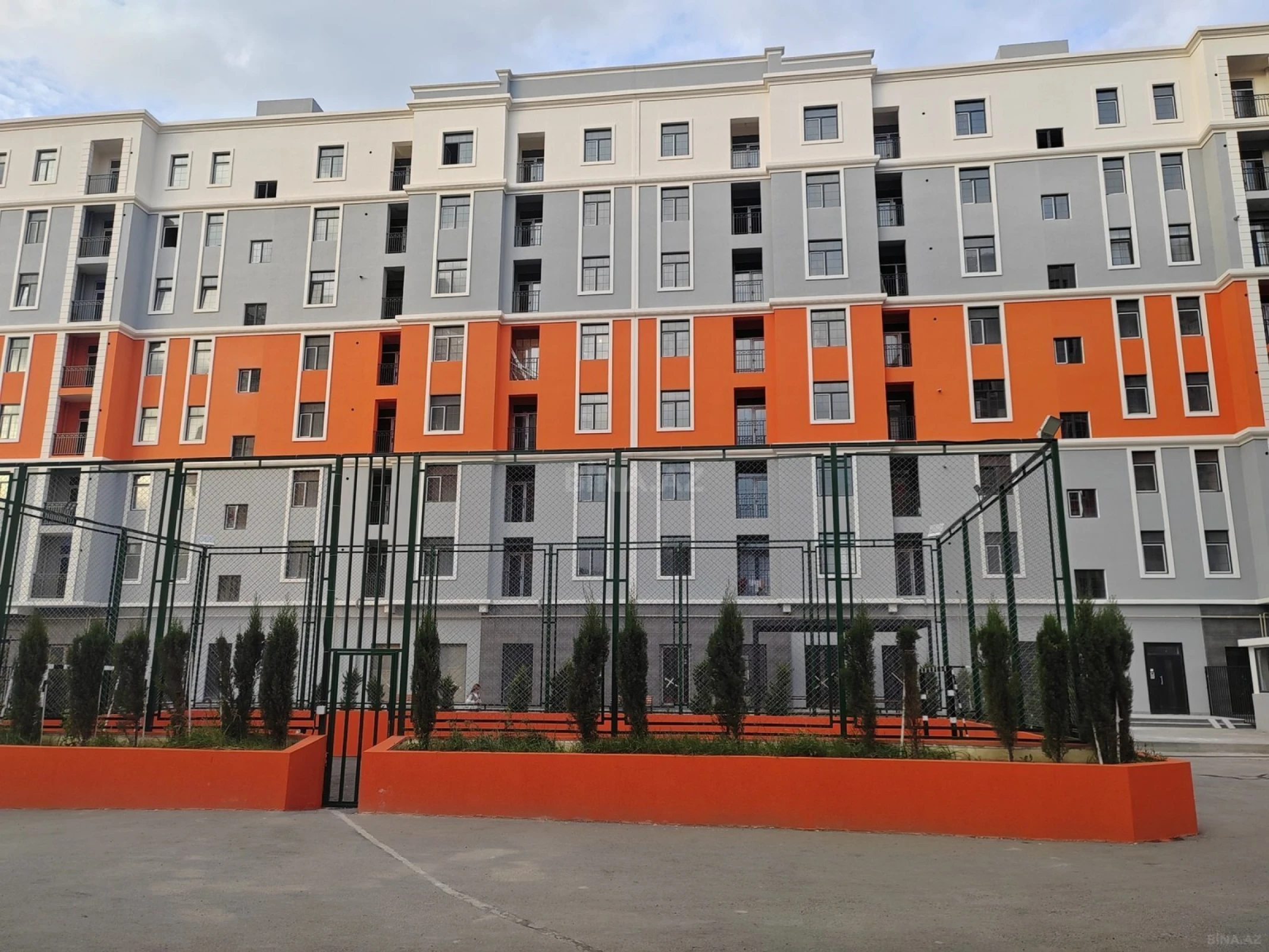 Satılır 4 otaqlı mənzil 143 m²