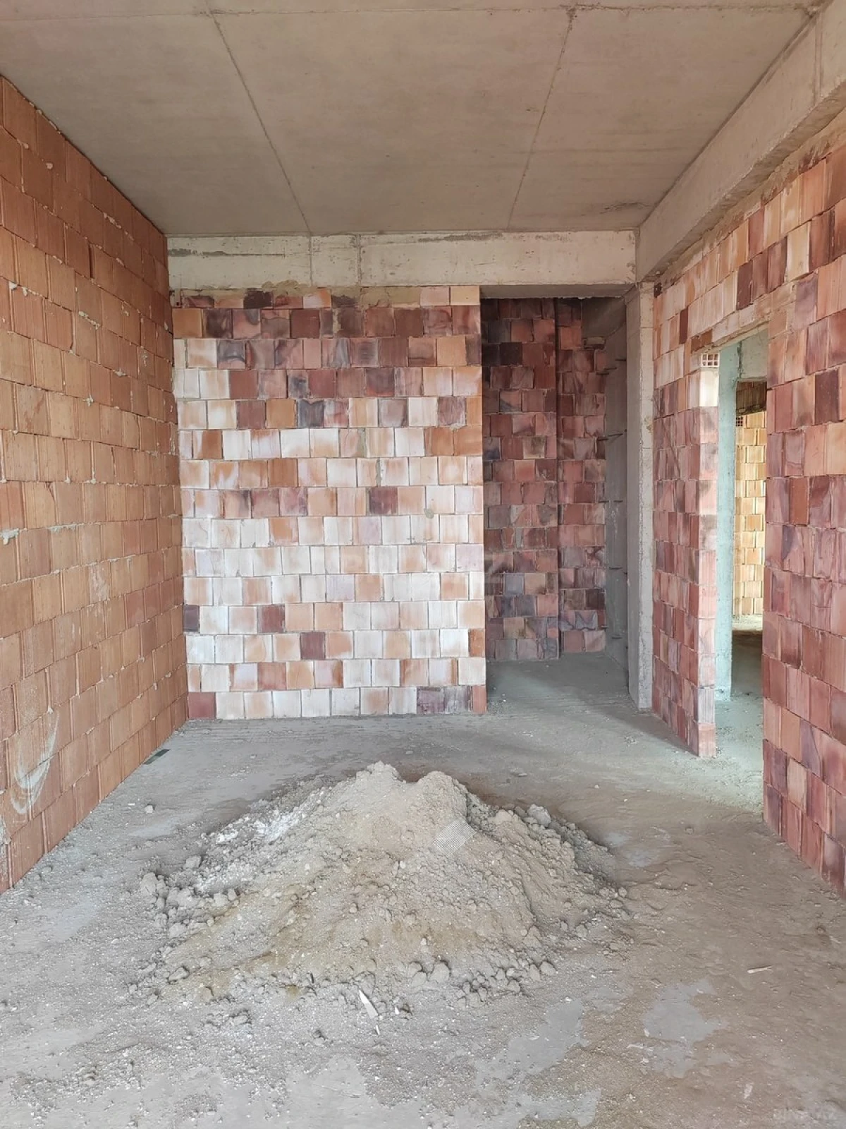 Satılır 4 otaqlı mənzil 143 m²