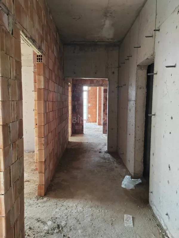 Satılır 4 otaqlı mənzil 143 m²