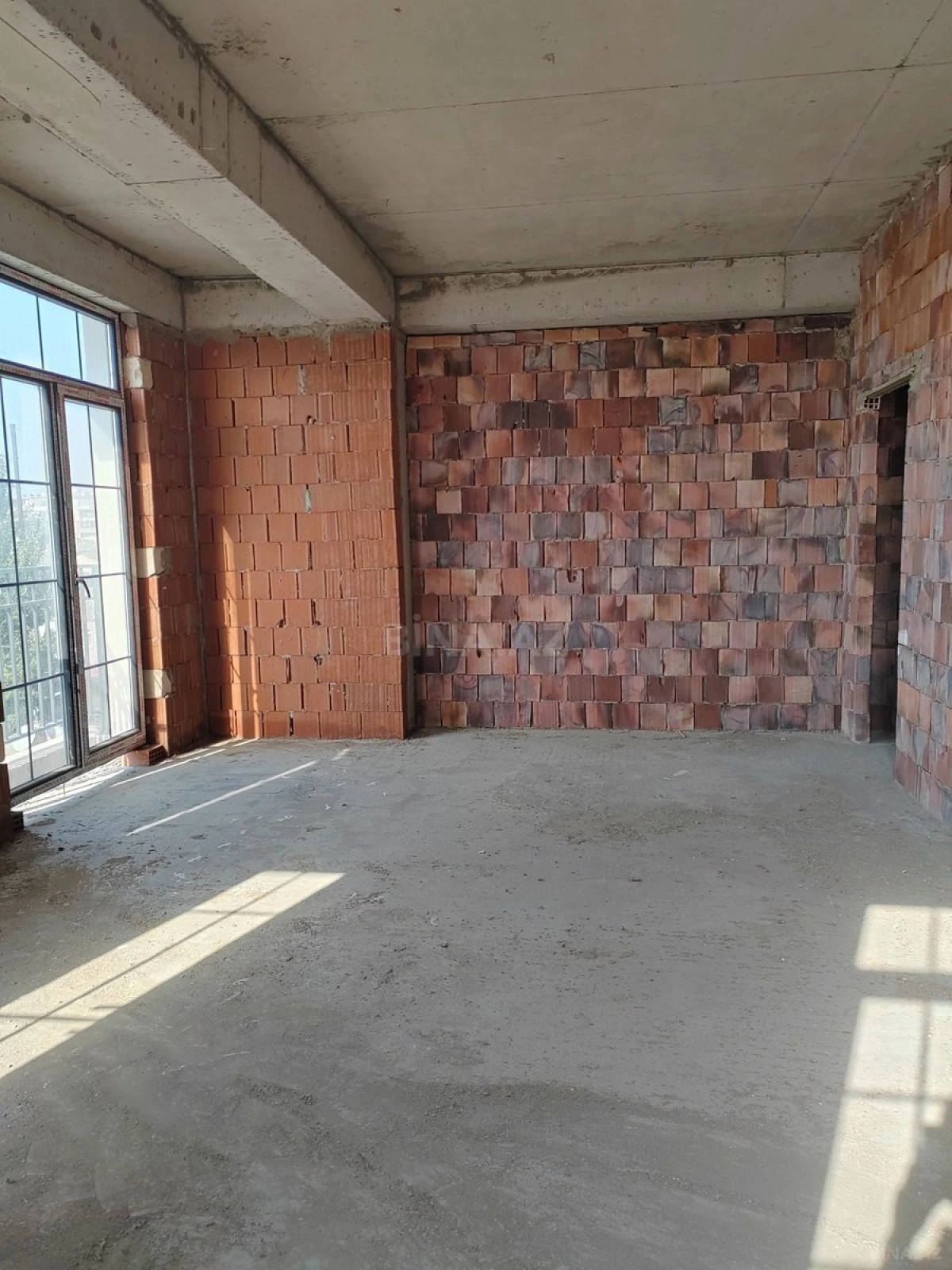 Satılır 4 otaqlı mənzil 143 m²