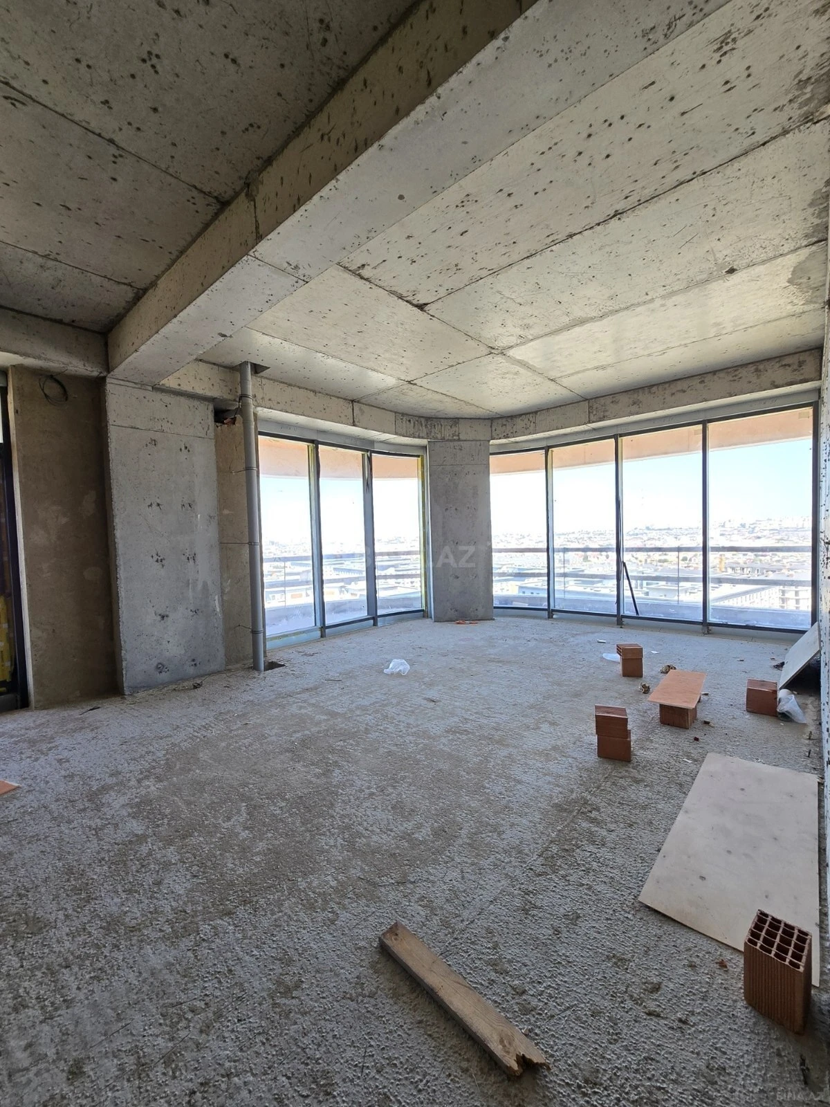 Satılır 3 otaqlı mənzil 180 m²