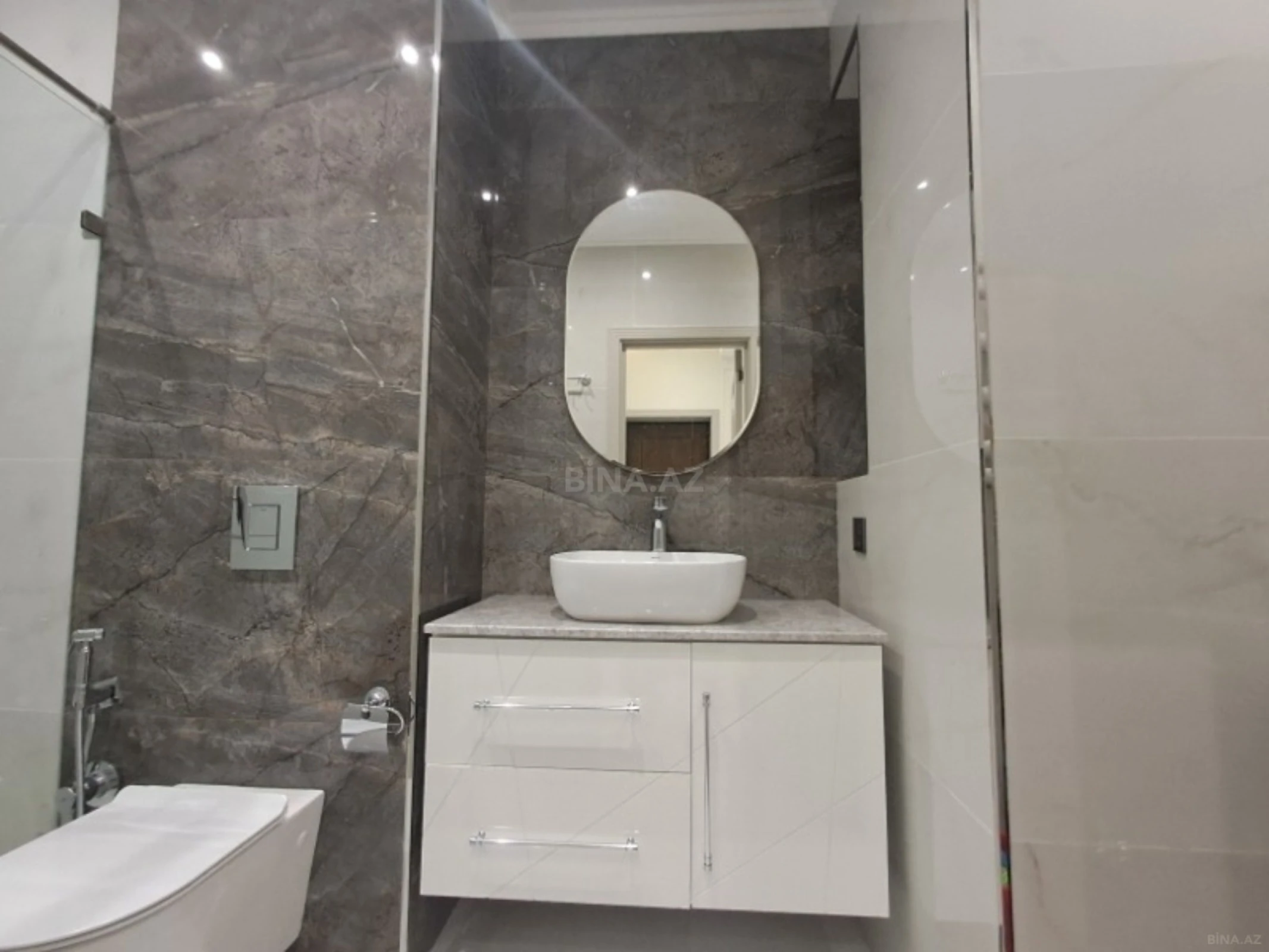 Satılır 4 otaqlı mənzil 181 m²