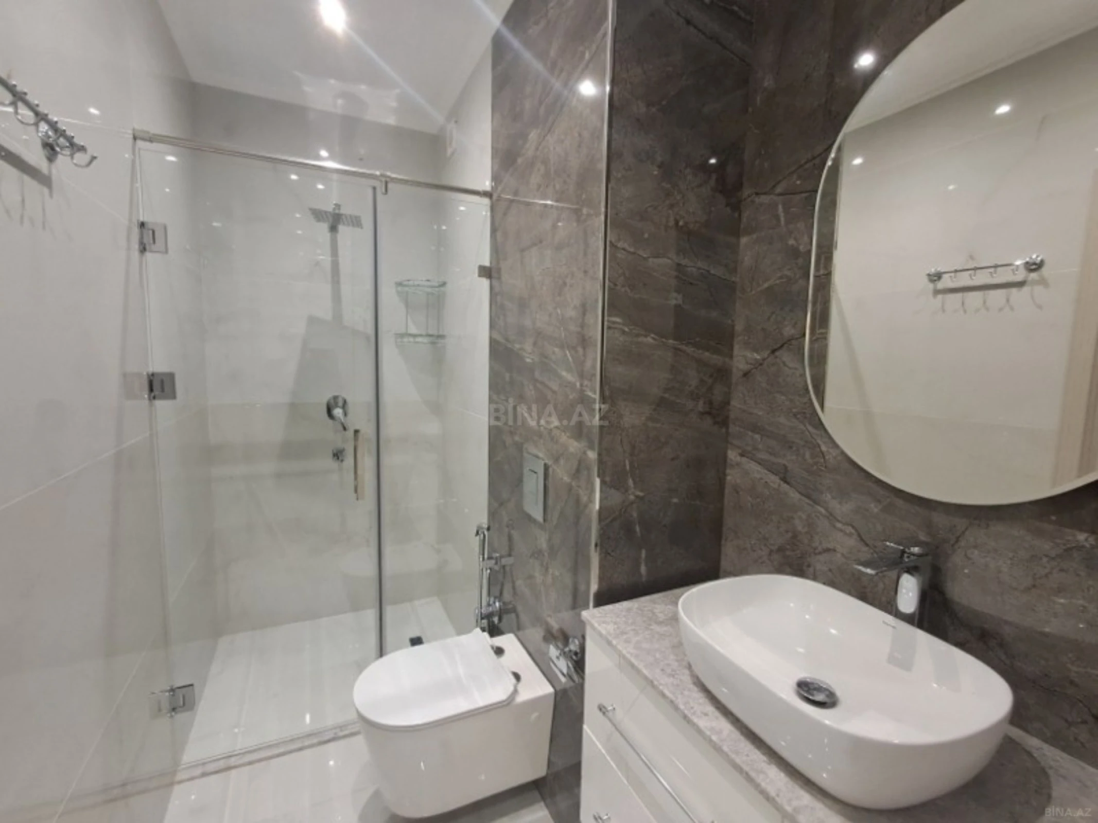 Satılır 4 otaqlı mənzil 181 m²