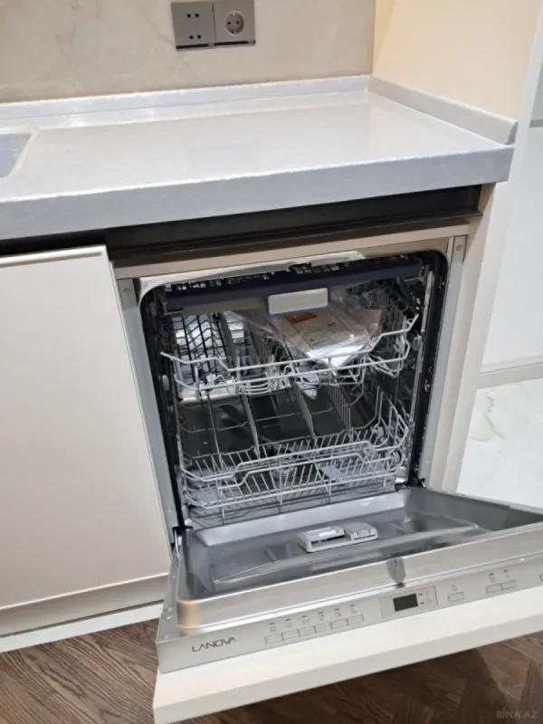 Satılır 4 otaqlı mənzil 181 m²