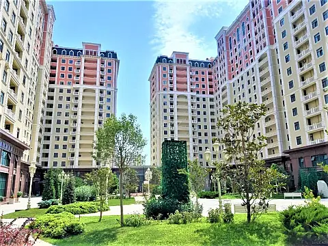 Satılır 4 otaqlı mənzil 181 m²