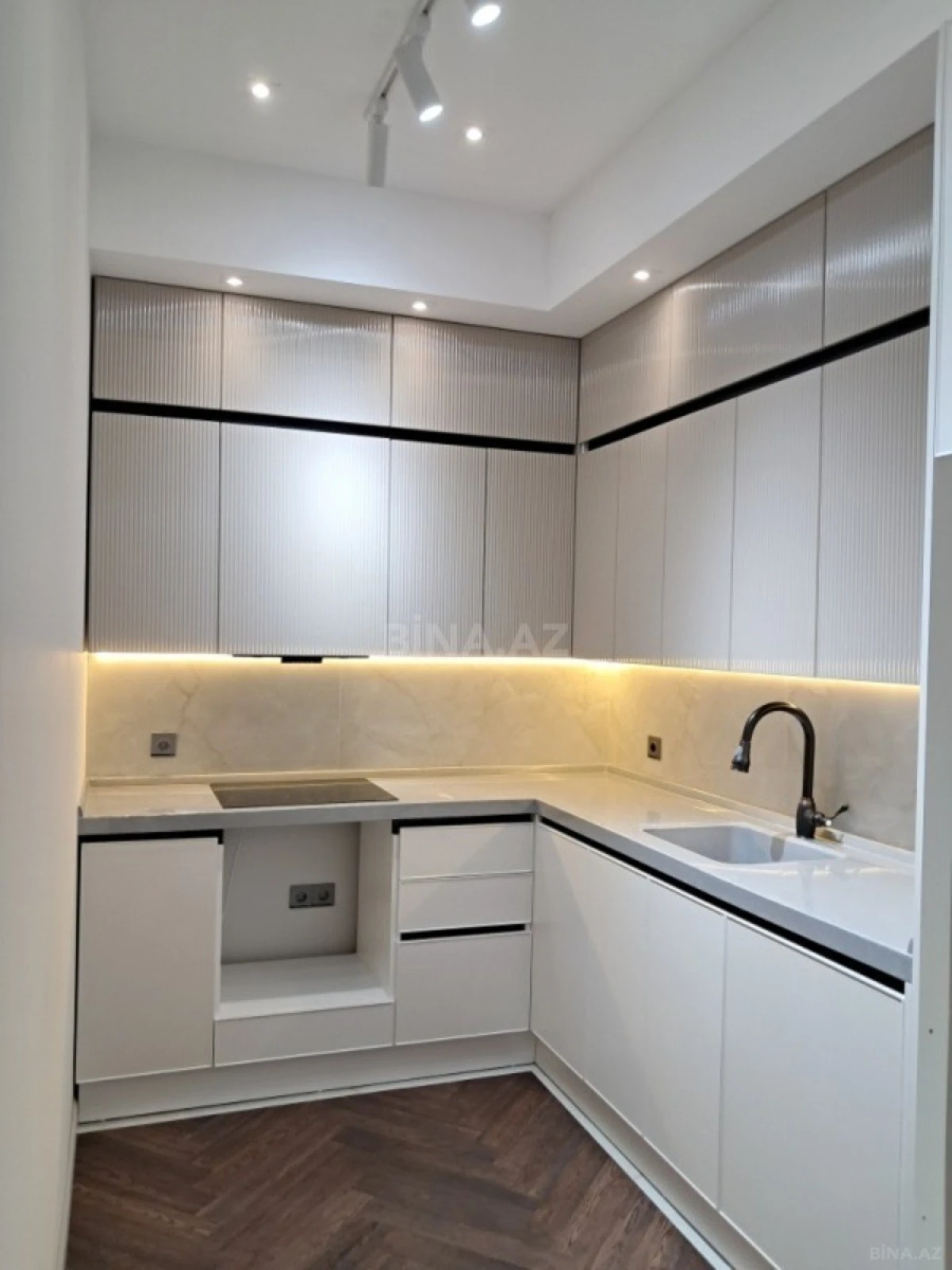 Satılır 4 otaqlı mənzil 181 m²