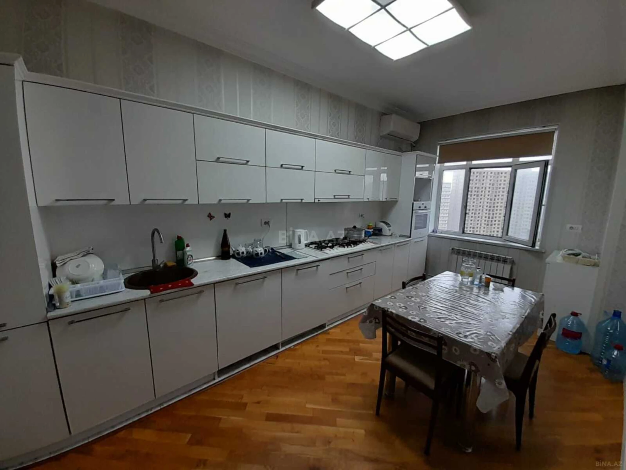 Satılır 3 otaqlı mənzil 147 m²