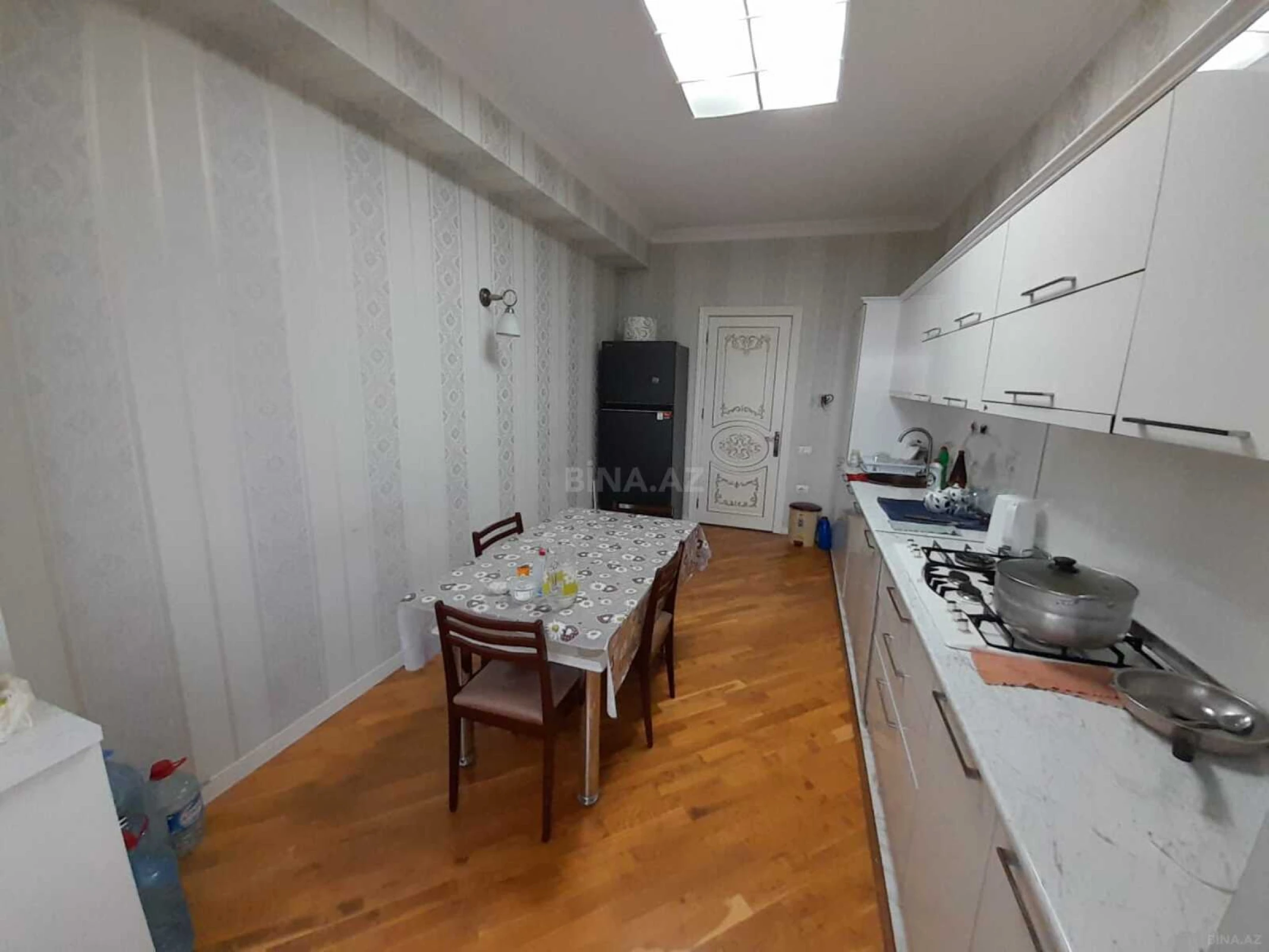 Satılır 3 otaqlı mənzil 147 m²