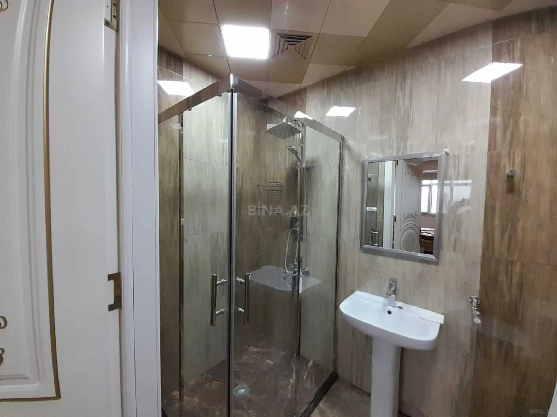 Satılır 3 otaqlı mənzil 147 m²