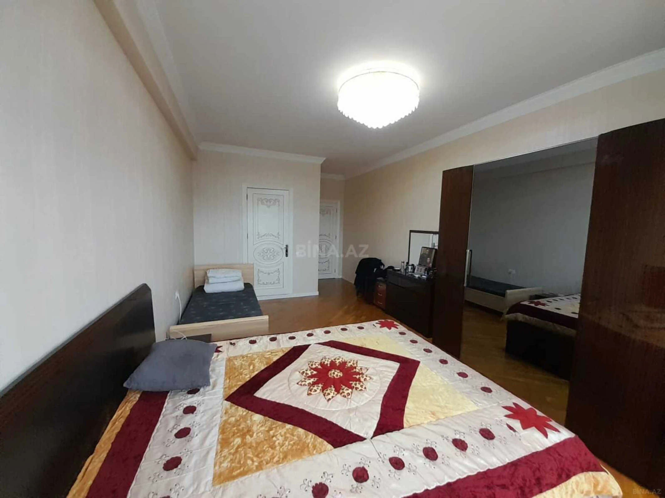 Satılır 3 otaqlı mənzil 147 m²