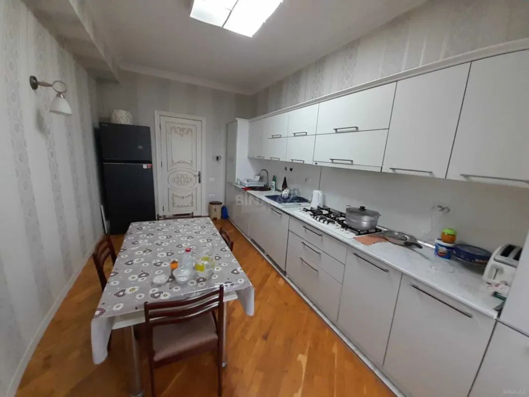 Satılır 3 otaqlı mənzil 147 m²