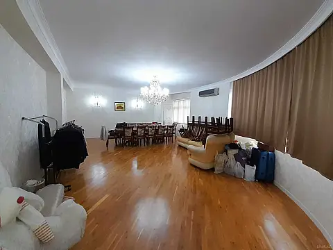 Satılır 3 otaqlı mənzil 147 m²