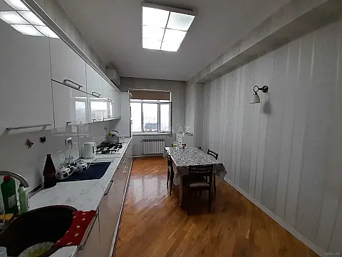 Satılır 3 otaqlı mənzil 147 m²