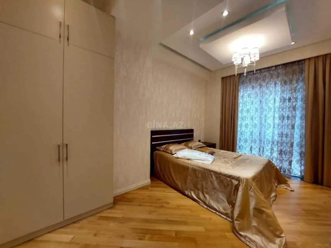 Satılır 3 otaqlı mənzil 132 m²