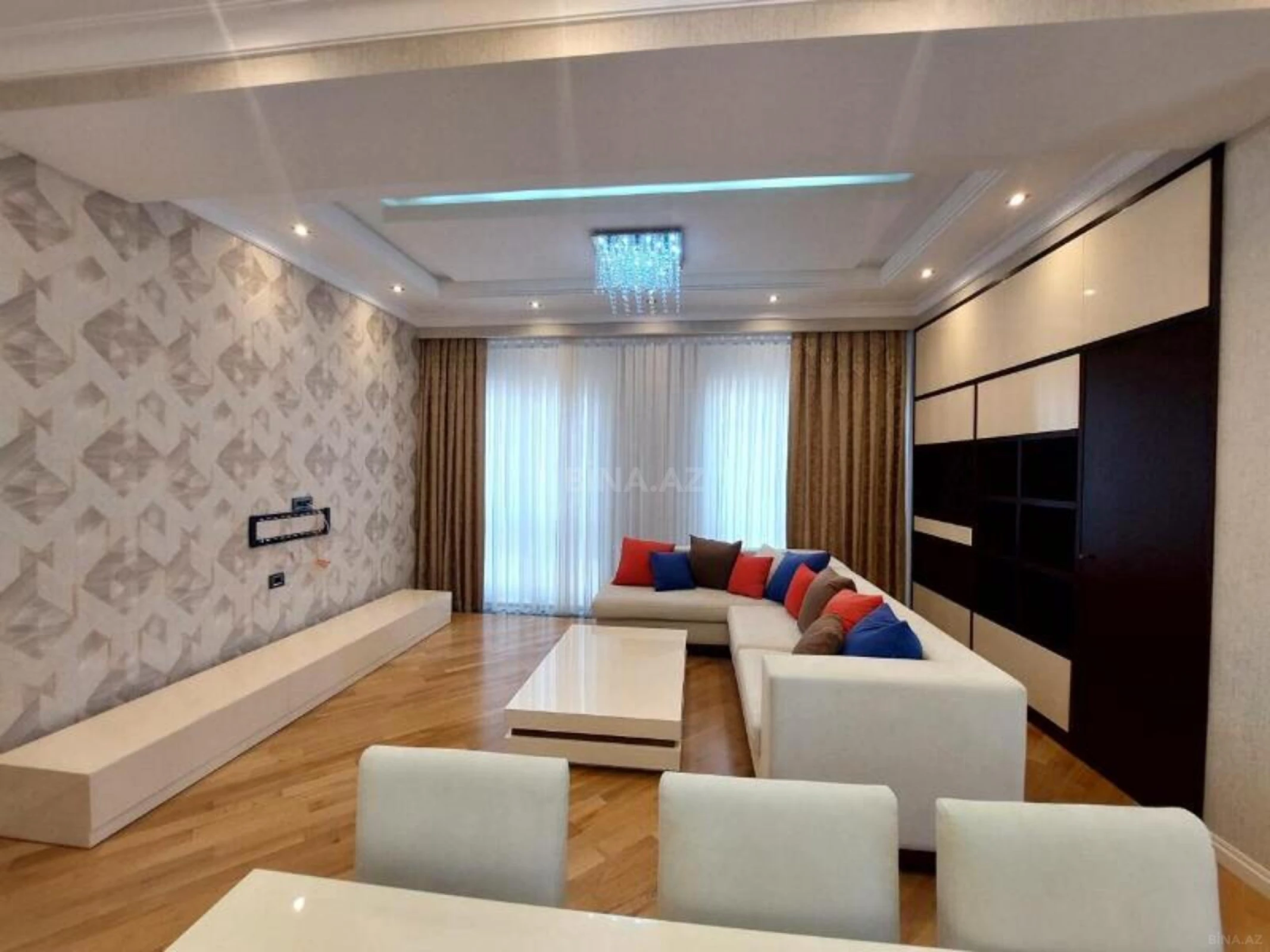 Satılır 3 otaqlı mənzil 132 m²