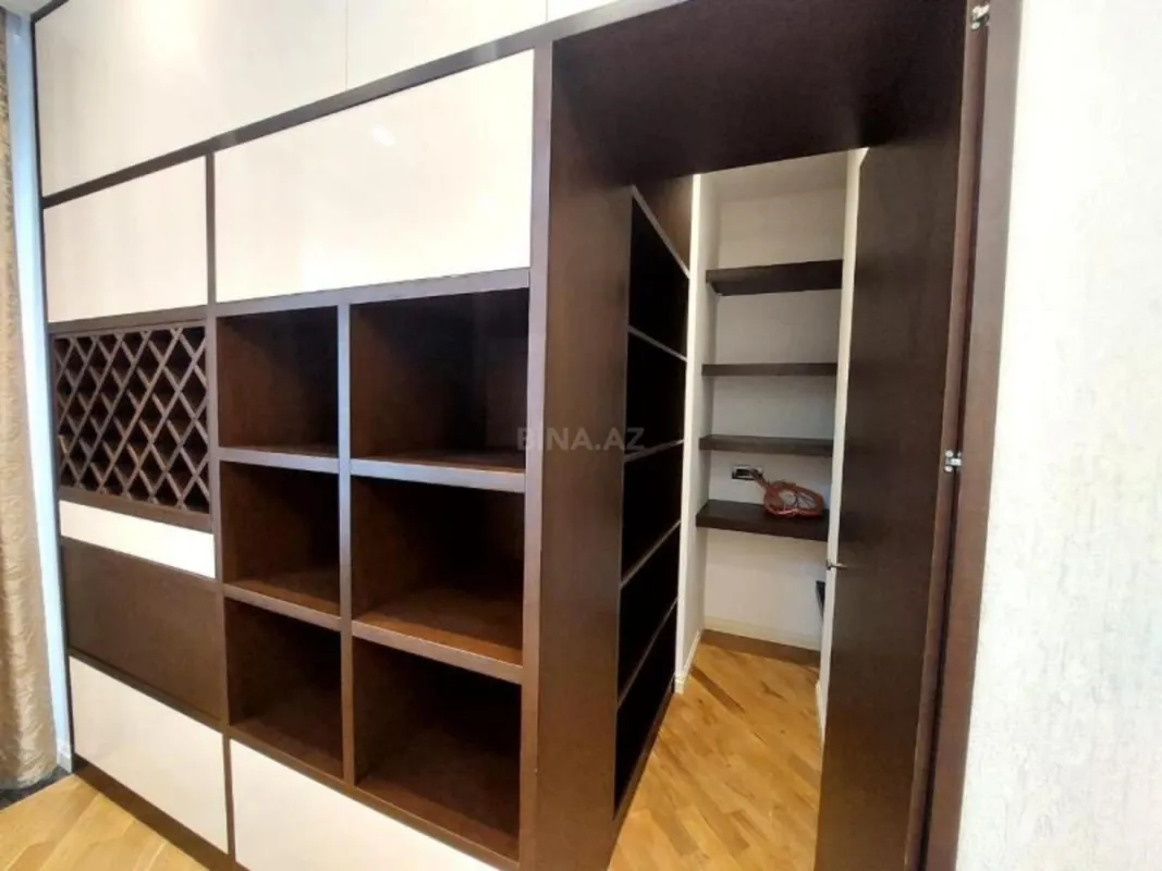 Satılır 3 otaqlı mənzil 132 m²