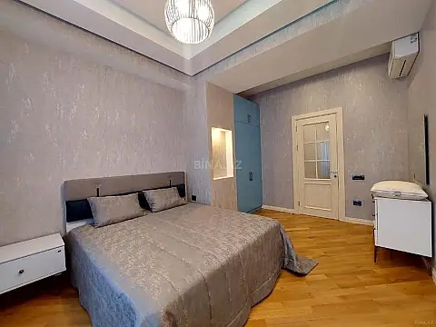 Satılır 3 otaqlı mənzil 132 m²