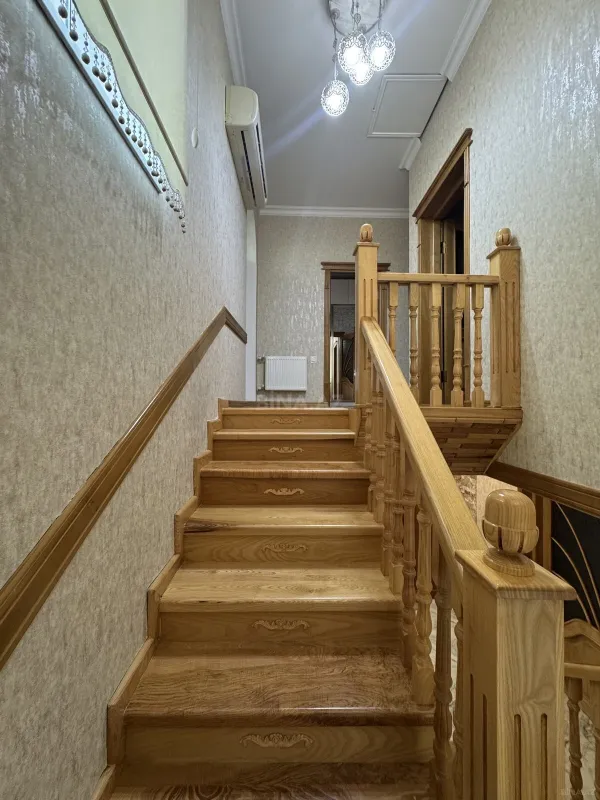 Satılır 6 otaqlı həyət evi 220 m²