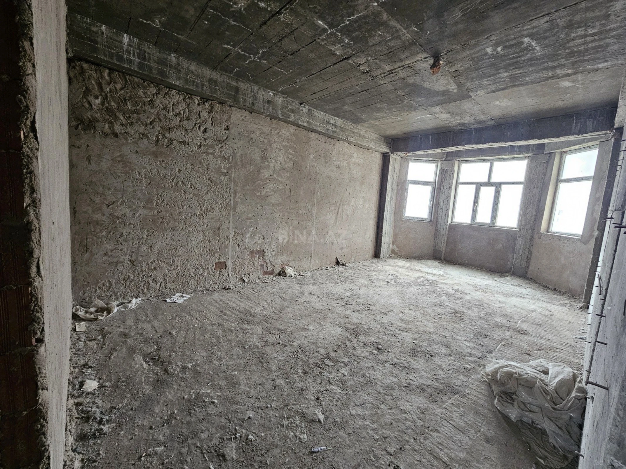 Satılır 4 otaqlı mənzil 180 m²