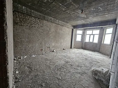 Satılır 4 otaqlı mənzil 180 m²